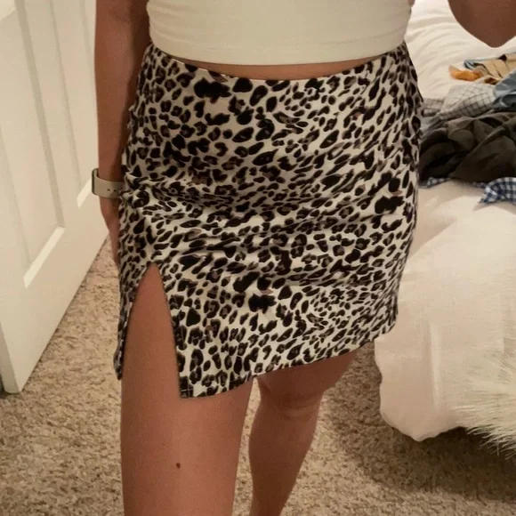 Cheetah print mini skirt - Picture 2 of 4